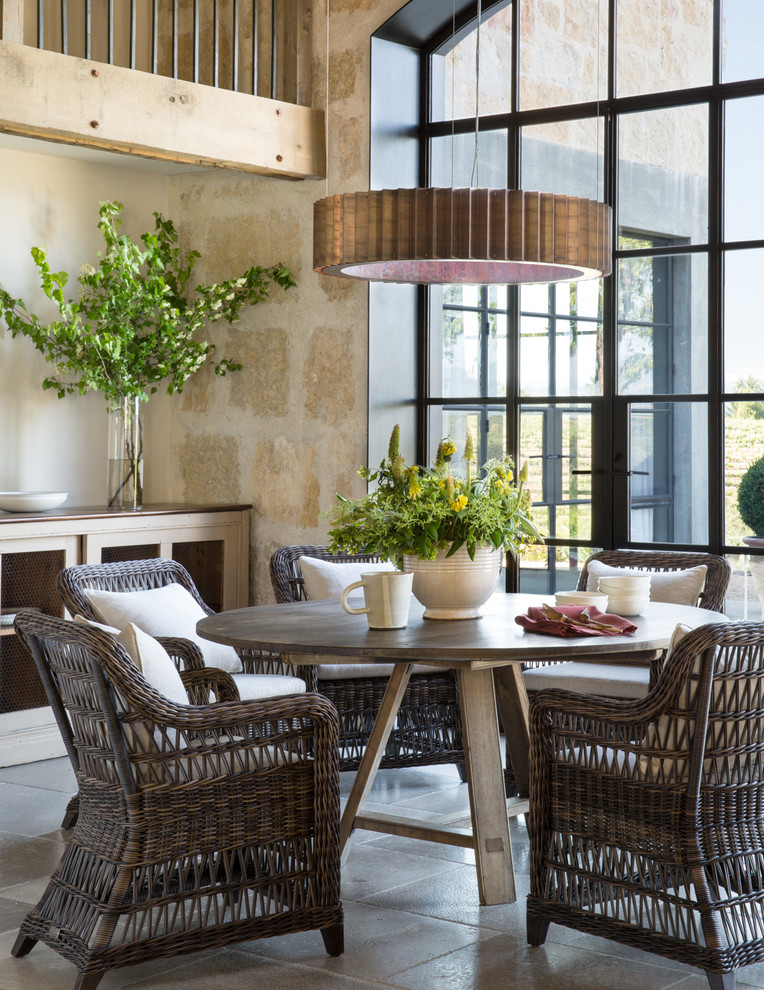 Idee per una sala da pranzo country con pareti beige