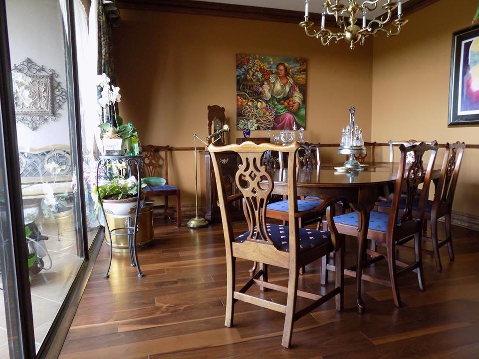 Foto di una sala da pranzo tradizionale chiusa e di medie dimensioni con pareti marroni, pavimento in legno massello medio e nessun camino