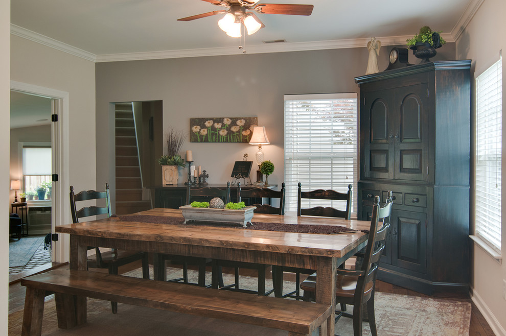 Diseño de comedor de cocina campestre de tamaño medio sin chimenea con paredes grises y suelo de madera en tonos medios