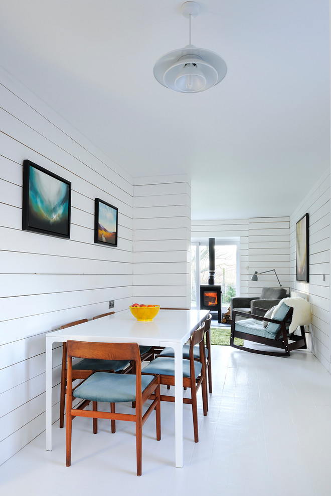 Immagine di una piccola sala da pranzo scandinava con pareti bianche e pavimento bianco