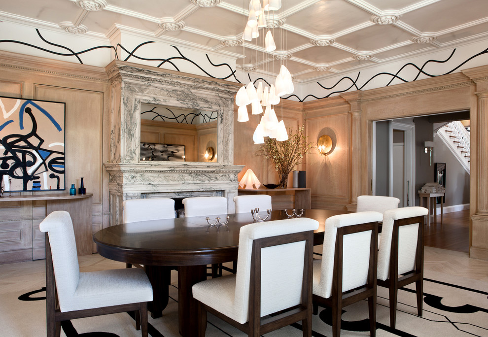 Ispirazione per una sala da pranzo design chiusa con parquet chiaro e camino classico