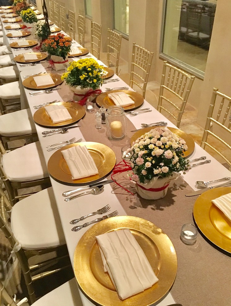 Exemple d'une grande salle à manger ouverte sur le salon méditerranéenne avec un mur beige et un sol en carrelage de céramique.
