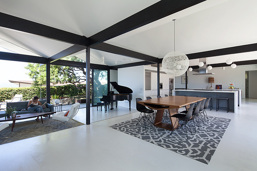 Идея дизайна: гостиная-столовая среднего размера в стиле ретро с белыми стенами, серым полом и бетонным полом без камина