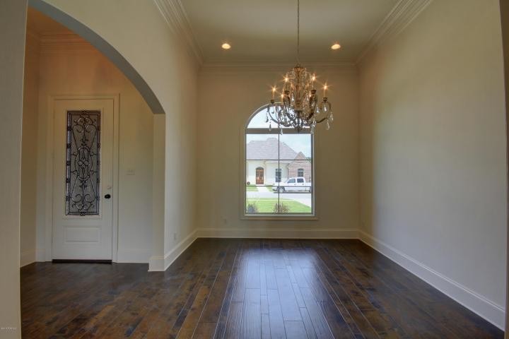Geschlossenes, Mittelgroßes Klassisches Esszimmer ohne Kamin mit weißer Wandfarbe und dunklem Holzboden in New Orleans