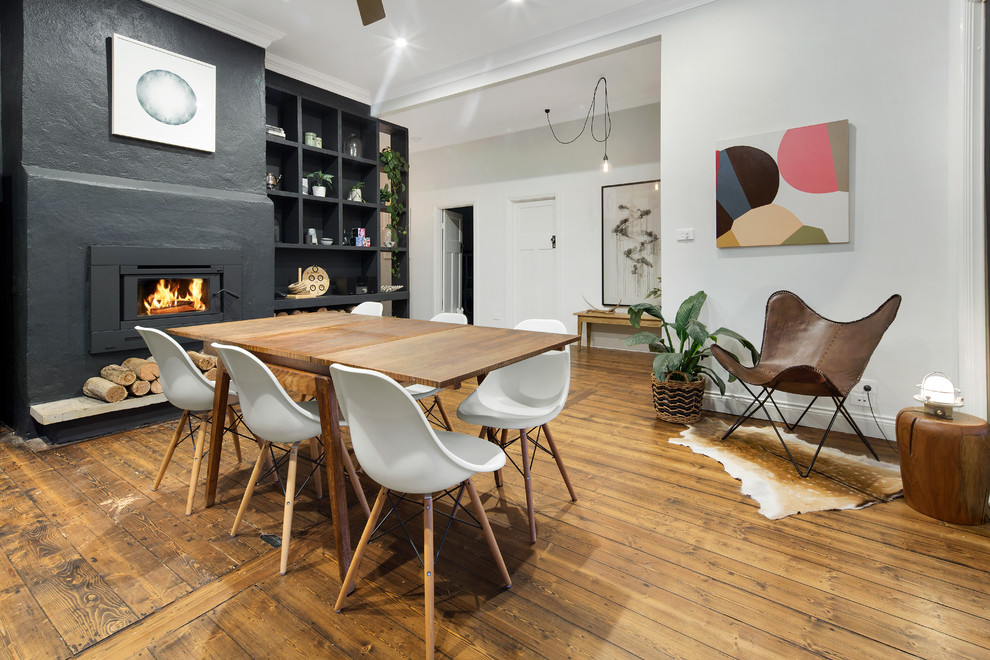 Idee per una sala da pranzo aperta verso la cucina design di medie dimensioni con pareti bianche e pavimento in legno massello medio