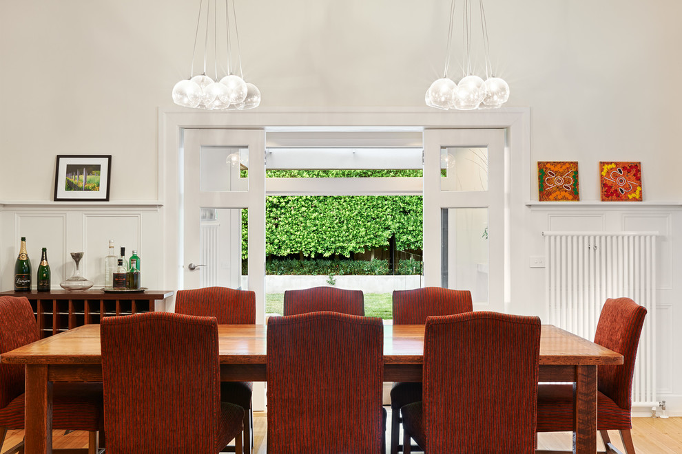 Ispirazione per una sala da pranzo contemporanea di medie dimensioni con pareti bianche e parquet chiaro