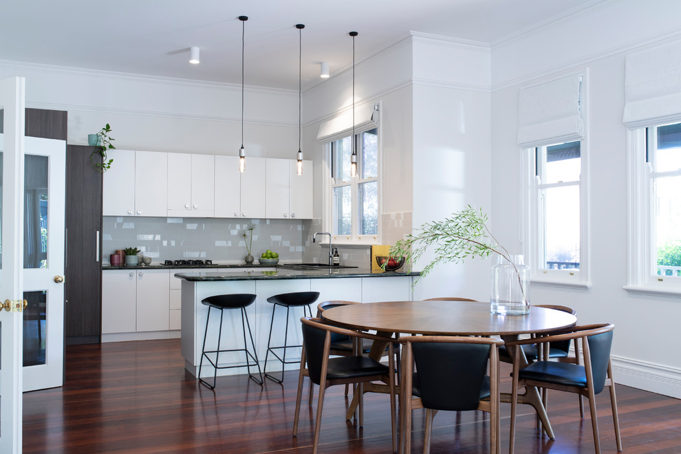 Mittelgroße Moderne Wohnküche ohne Kamin mit weißer Wandfarbe, braunem Holzboden und braunem Boden in Perth