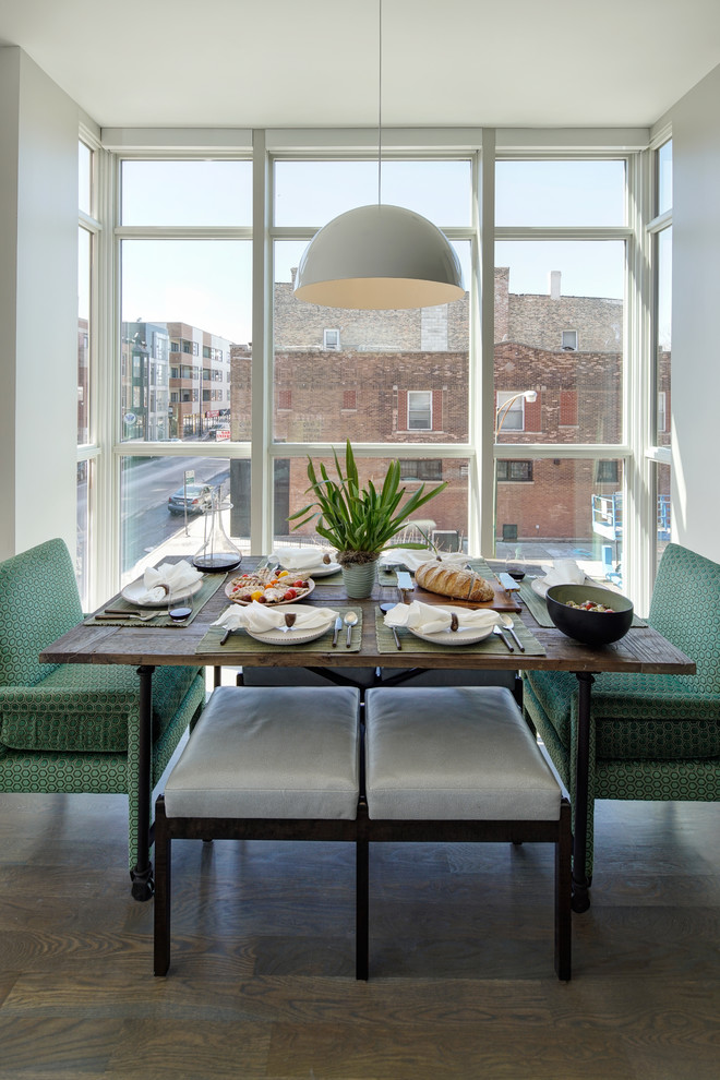 Foto di una sala da pranzo aperta verso la cucina minimal di medie dimensioni con pareti grigie, parquet chiaro, nessun camino e pavimento grigio