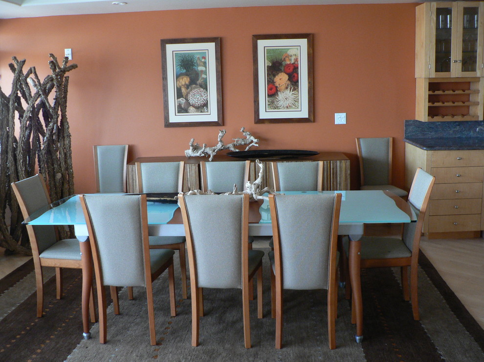 Foto di una sala da pranzo aperta verso il soggiorno stile marinaro di medie dimensioni con pareti arancioni e nessun camino