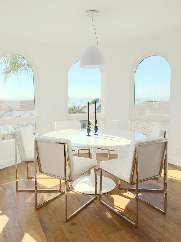 Idee per una sala da pranzo aperta verso il soggiorno contemporanea di medie dimensioni con pareti bianche, parquet chiaro e pavimento beige