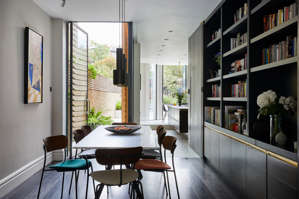 Пример оригинального дизайна: гостиная-столовая в современном стиле с серыми стенами и темным паркетным полом