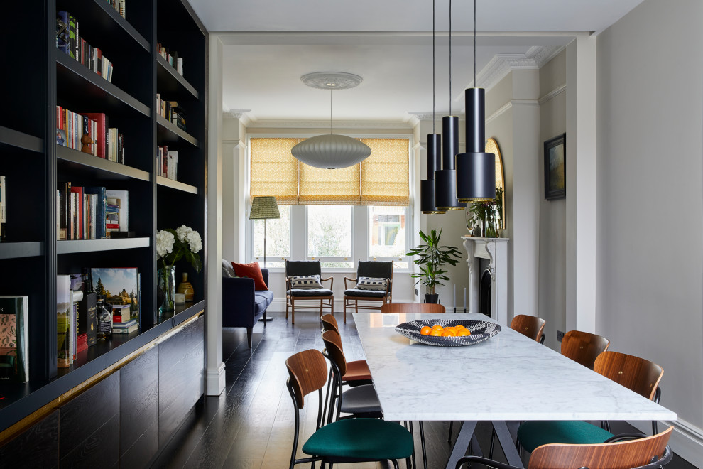 Immagine di una sala da pranzo aperta verso il soggiorno minimal con pareti grigie, parquet scuro e pavimento marrone