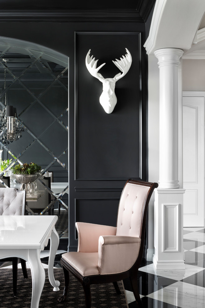 Стильный дизайн: кухня-столовая в классическом стиле с черными стенами, мраморным полом и разноцветным полом - последний тренд