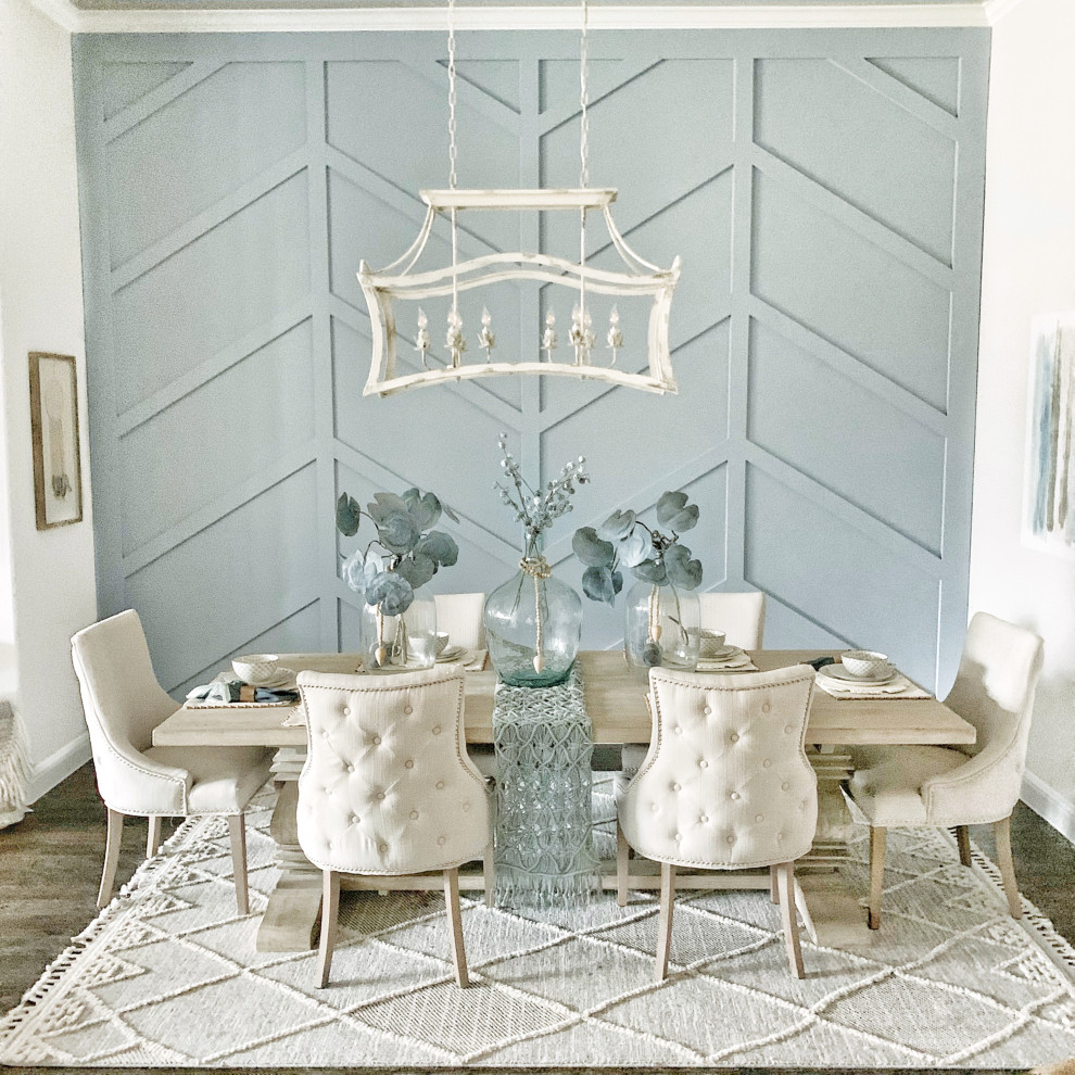 Ispirazione per una sala da pranzo aperta verso il soggiorno minimalista di medie dimensioni con pareti blu, parquet scuro e pavimento marrone