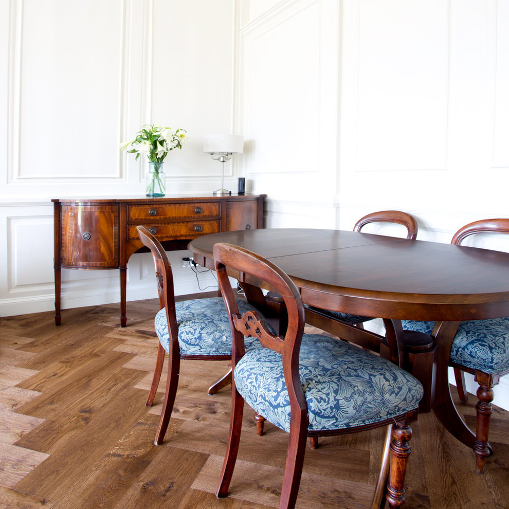 Inspiration pour une salle à manger traditionnelle avec un sol marron et parquet foncé.