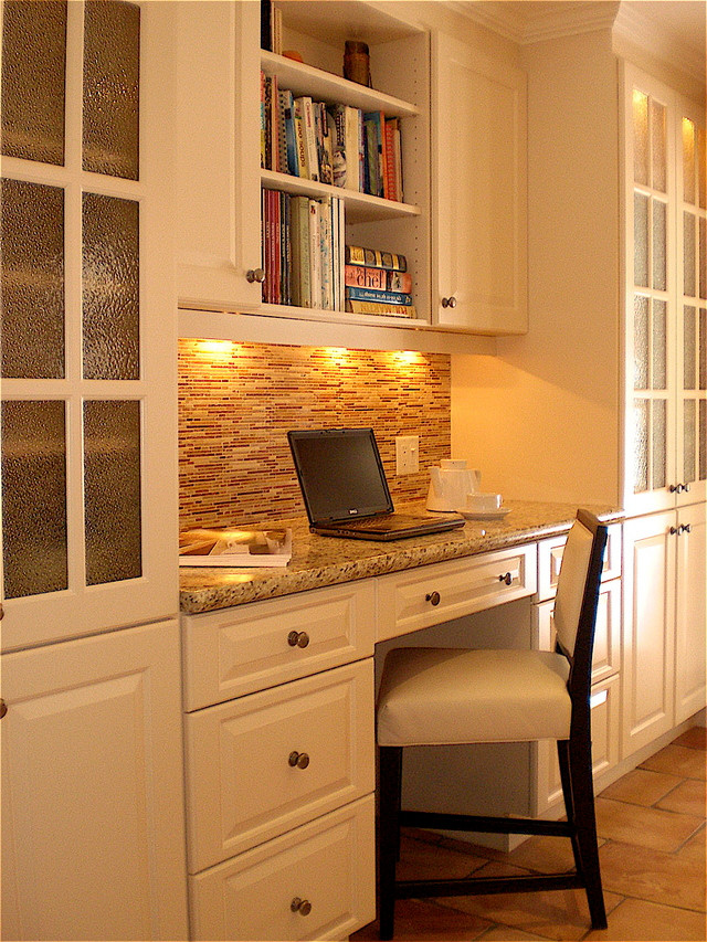 Пример оригинального дизайна: отдельная столовая среднего размера в стиле неоклассика (современная классика) с желтыми стенами и полом из терракотовой плитки