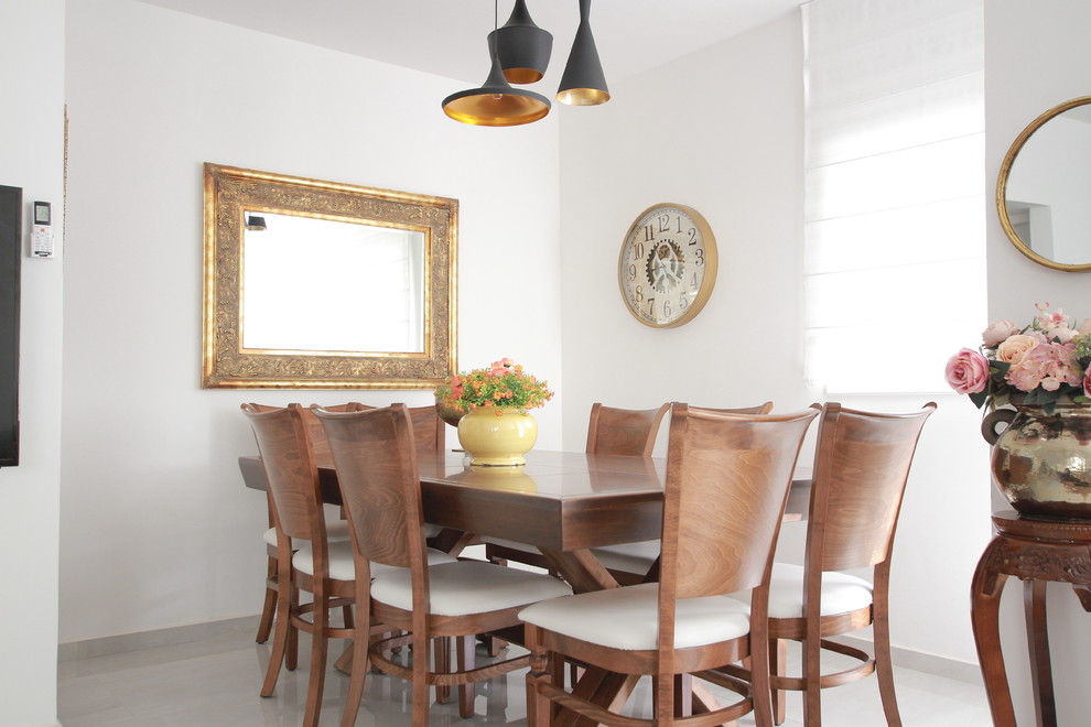 Exemple d'une petite salle à manger ouverte sur la cuisine éclectique avec un sol en marbre, un mur blanc et un sol gris.