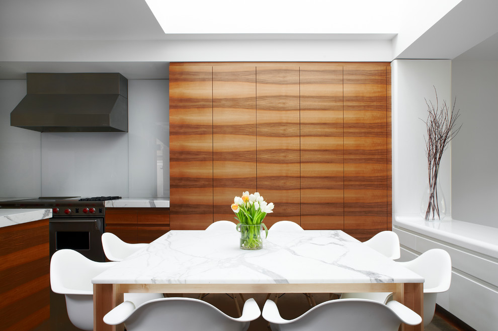 Mittelgroße Moderne Wohnküche ohne Kamin mit weißer Wandfarbe in Toronto