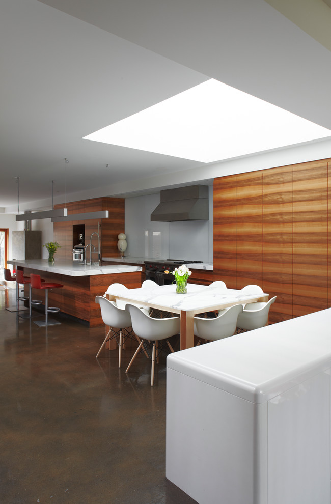 Esempio di una sala da pranzo aperta verso la cucina minimal di medie dimensioni con pareti bianche e nessun camino