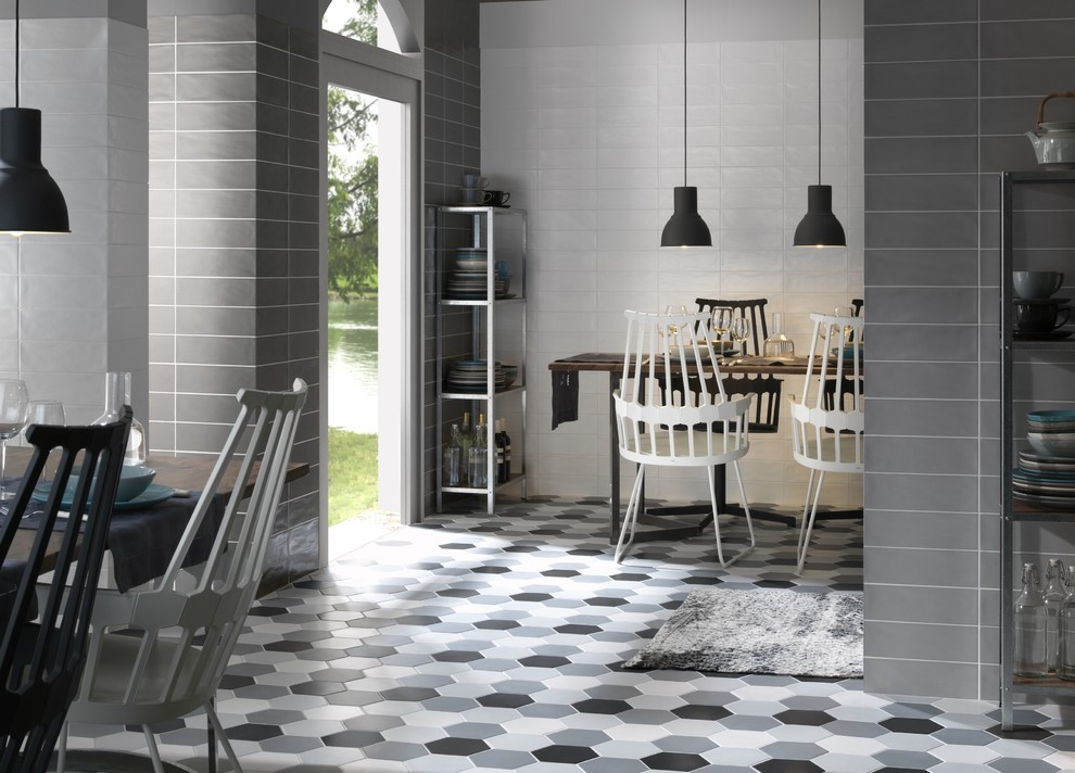На фото: кухня-столовая в современном стиле с серыми стенами и полом из керамогранита без камина