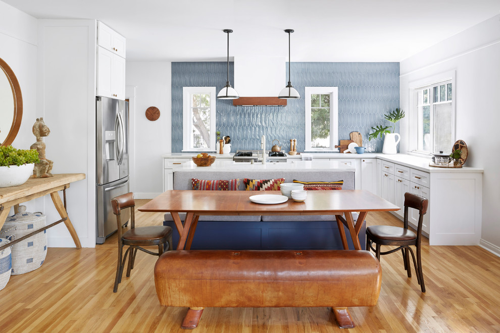 Klassische Wohnküche mit weißer Wandfarbe, braunem Holzboden und braunem Boden in Los Angeles