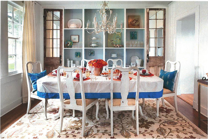 Inspiration pour une salle à manger ouverte sur la cuisine traditionnelle de taille moyenne avec un mur blanc et parquet clair.