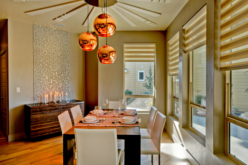 Aménagement d'une salle à manger ouverte sur la cuisine moderne de taille moyenne avec un mur gris et parquet clair.