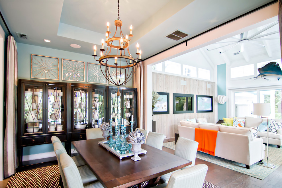 Esempio di una grande sala da pranzo aperta verso la cucina stile marino con pareti blu e pavimento in legno massello medio