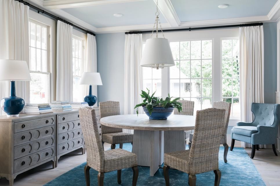 Idées déco pour une salle à manger ouverte sur le salon classique de taille moyenne avec un mur bleu, parquet clair, un sol blanc et éclairage.