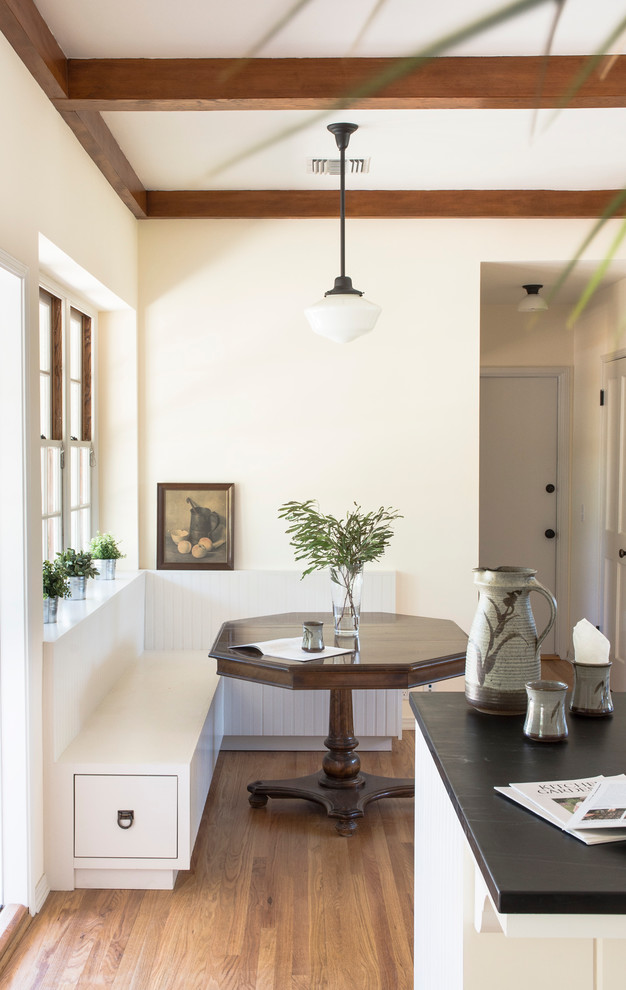 Imagen de comedor clásico con paredes blancas y suelo de madera clara