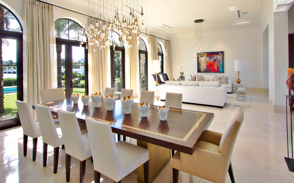 Idées déco pour une salle à manger ouverte sur le salon méditerranéenne avec un sol beige.