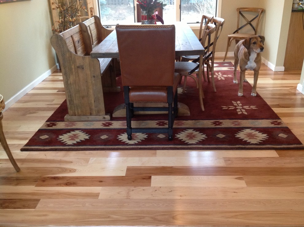 Foto de comedor de estilo americano de tamaño medio cerrado con suelo de madera en tonos medios, paredes beige y suelo beige