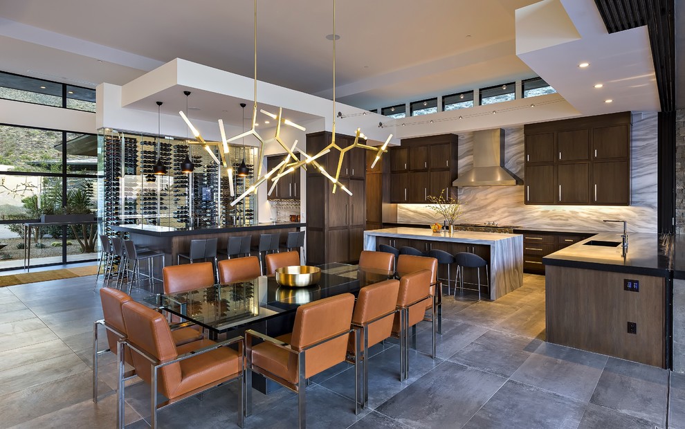 Geräumige Moderne Wohnküche mit Porzellan-Bodenfliesen und weißer Wandfarbe in Phoenix