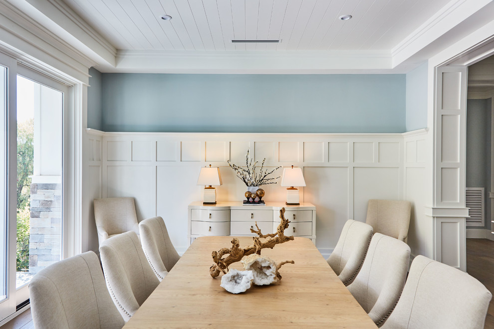 Réalisation d'une salle à manger marine avec un mur bleu et éclairage.