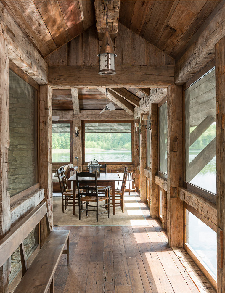 Foto di una piccola sala da pranzo aperta verso il soggiorno stile rurale con parquet chiaro