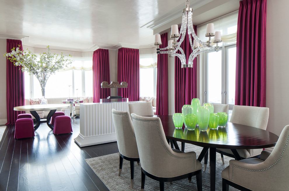 Foto di una sala da pranzo aperta verso il soggiorno tradizionale di medie dimensioni con pareti beige e parquet scuro