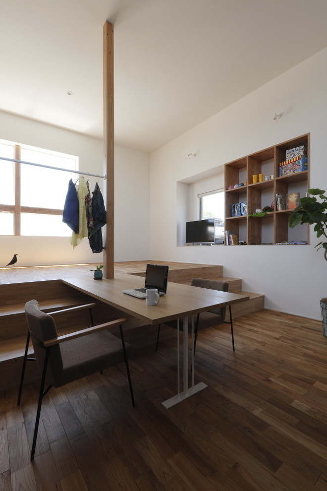 Ispirazione per una piccola sala da pranzo aperta verso il soggiorno stile marinaro con pareti bianche, pavimento in legno massello medio e pavimento beige