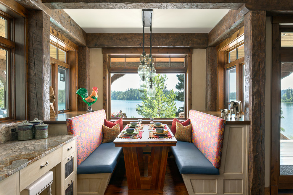 Ejemplo de comedor de cocina rústico de tamaño medio con suelo de madera en tonos medios, suelo marrón y paredes beige