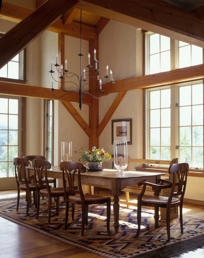 Esempio di una sala da pranzo stile rurale con pareti beige e pavimento in legno massello medio