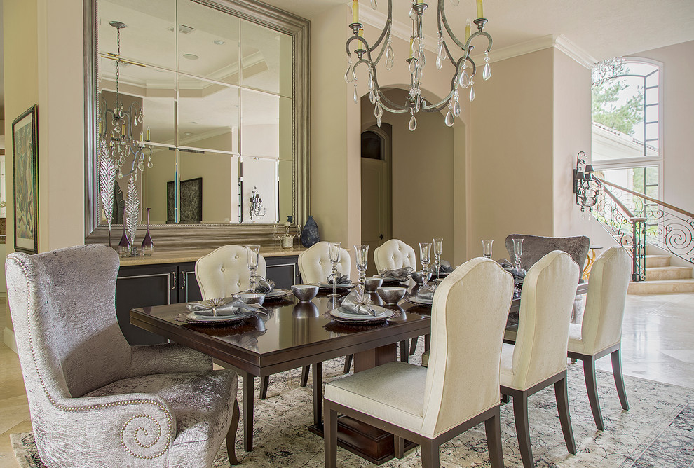 Ispirazione per una grande sala da pranzo aperta verso la cucina tradizionale con pareti beige e moquette