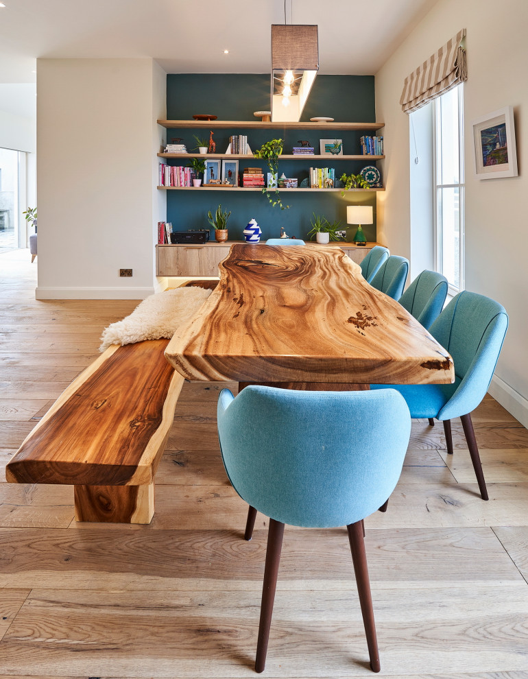 Ispirazione per una grande sala da pranzo aperta verso il soggiorno chic con pavimento in legno massello medio, pareti bianche e pavimento beige