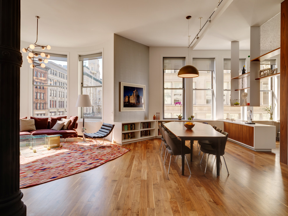 Modernes Esszimmer mit grauer Wandfarbe und braunem Holzboden in New York