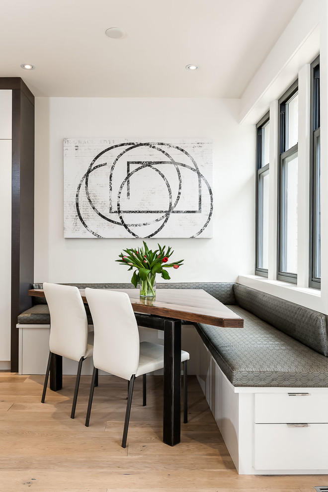 Idee per una sala da pranzo aperta verso il soggiorno design con pareti bianche e parquet chiaro