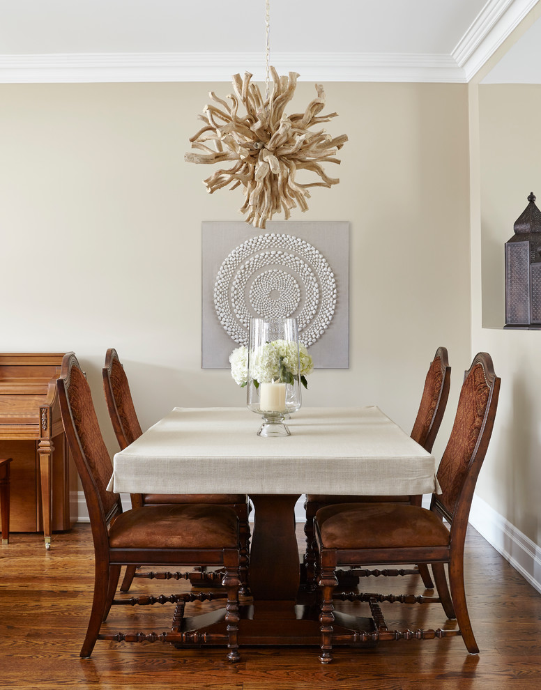 Esempio di una sala da pranzo classica di medie dimensioni con pareti beige e pavimento in legno massello medio