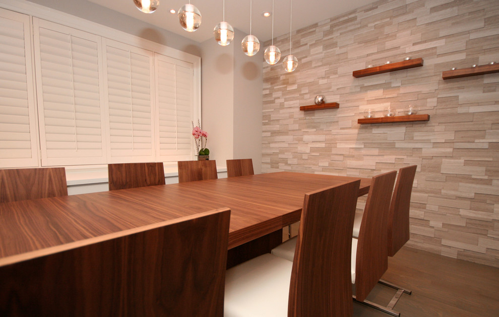 Aménagement d'une salle à manger contemporaine avec un mur gris et parquet foncé.