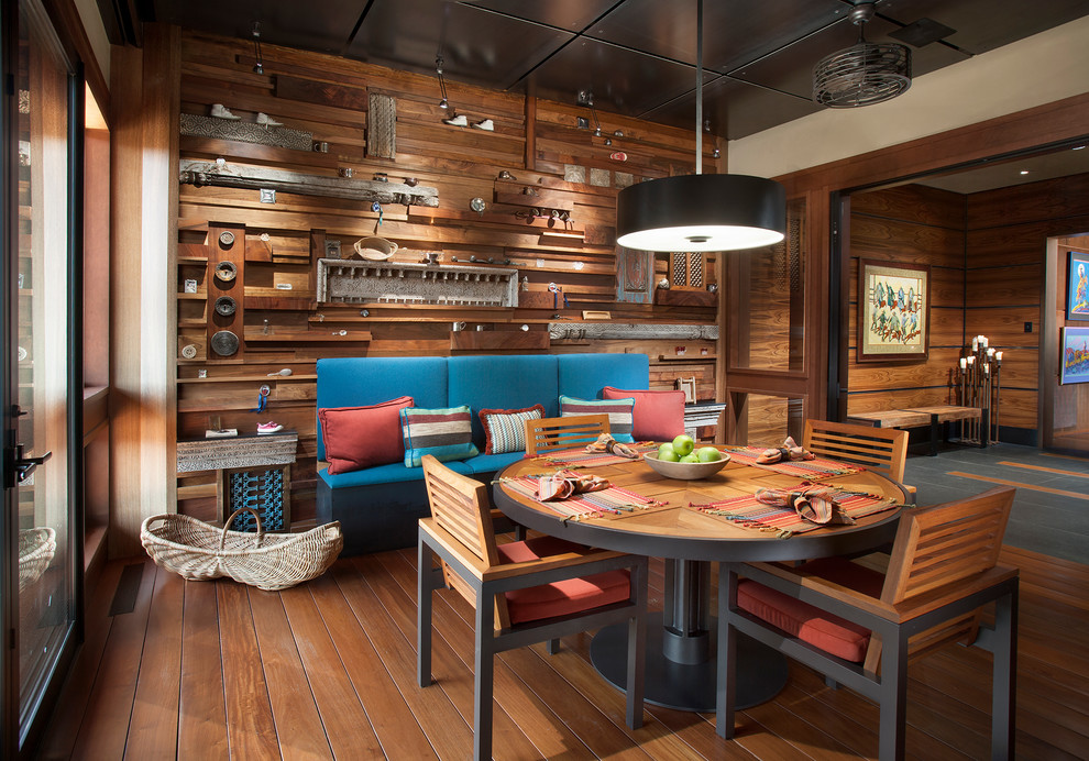 Idee per una grande sala da pranzo aperta verso la cucina stile americano con pavimento in legno massello medio, pavimento marrone e pareti marroni