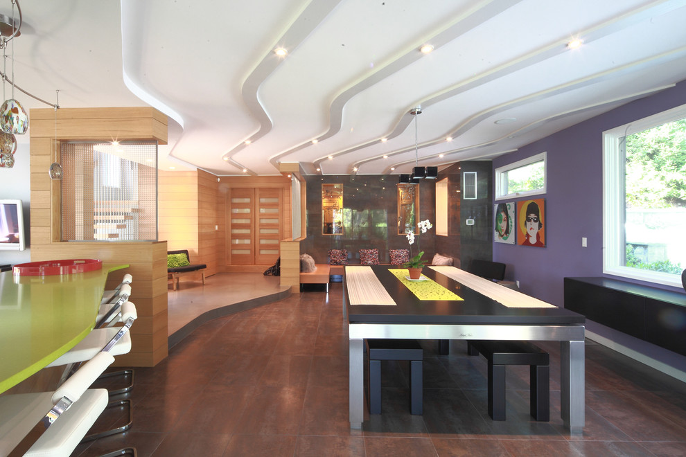Foto di una grande sala da pranzo aperta verso il soggiorno contemporanea con pareti viola, pavimento con piastrelle in ceramica e pavimento marrone
