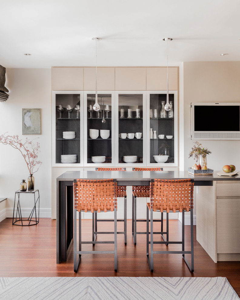 Moderne Wohnküche mit beiger Wandfarbe, braunem Holzboden und braunem Boden in Boston
