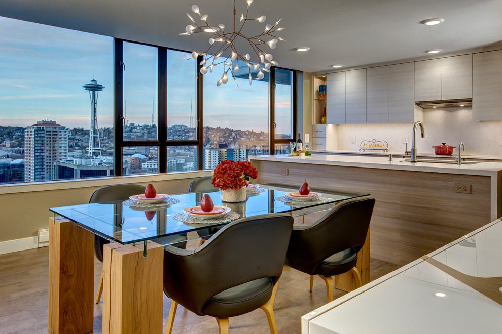 Kleine Moderne Wohnküche ohne Kamin mit beiger Wandfarbe und Korkboden in Seattle