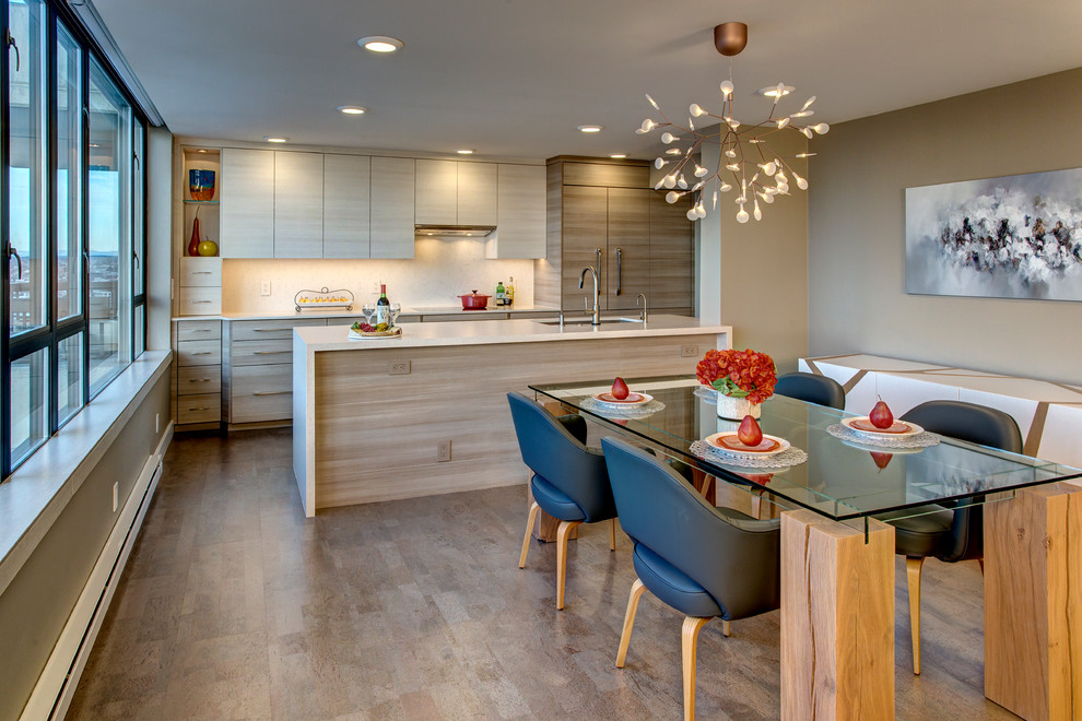 Kleine Moderne Wohnküche ohne Kamin mit beiger Wandfarbe und Korkboden in Seattle